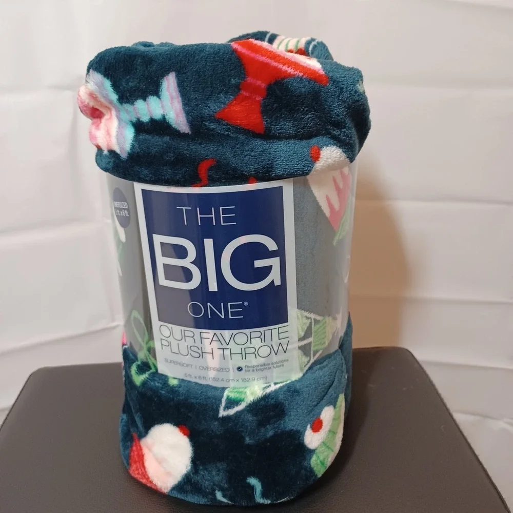 The Big One Oversized Plush Throw Holiday Cakes/Cupcakes Teal Blue 5ft x 6ft NEW